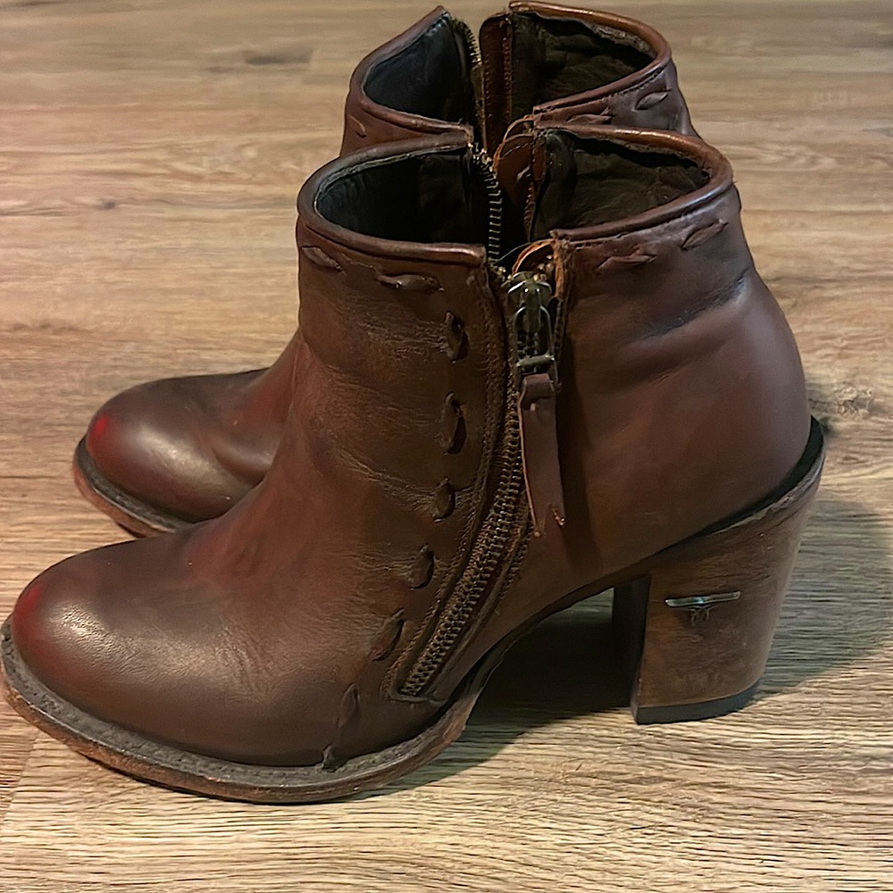 Beautiful Lane buckshire booties!
